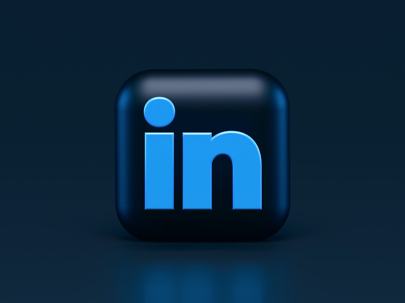 Creating a Compelling LinkedIn Headline and Summary: Maximize Your Online Presence
